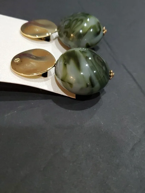 Natasha couture gold tone organic pebble look green marbled swirl orb earrings - Picture 1 of 11
